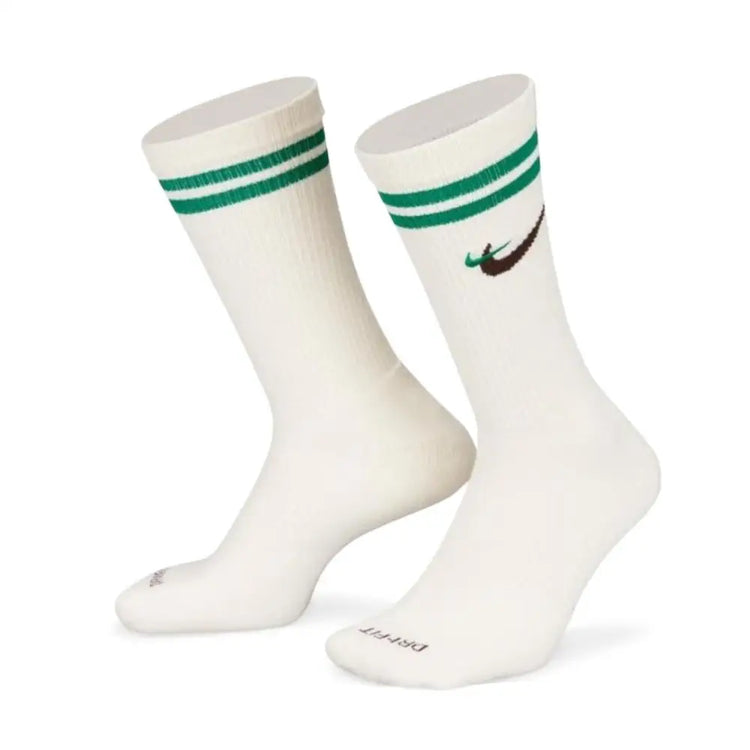 Nike EVERYDAY CREW: Stylish, comfortable, slip-resistant, and durable unisex soft basketball socks (3-pack)  DA2123-100